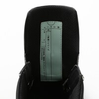 斧乃木余接モデルのスニーカー。