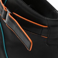 斧乃木余接モデルのスニーカー。