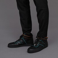 斧乃木余接モデルのアイテムの着用例。