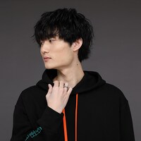 斧乃木余接モデルのアイテムの着用例。