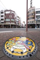 TVアニメ「さらざんまい」のマンホール蓋。