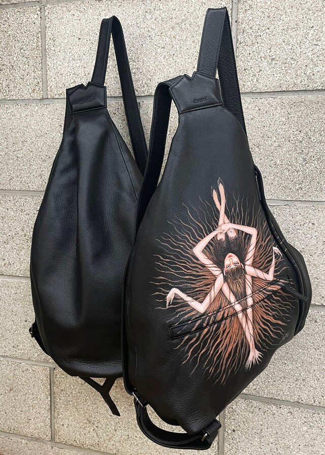 伊藤潤二の直筆イラストがあしらわれた「discord Yohji Yamamoto × Junji Ito Capsule Collection
Tomie」。