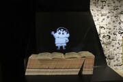 空中ディスプレイを用い、しんのすけが単行本の上を歩き回る姿が鑑賞できる「ホログラムしんのすけ」。