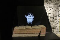 空中ディスプレイを用い、しんのすけが単行本の上を歩き回る姿が鑑賞できる「ホログラムしんのすけ」。