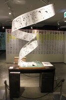 臼井儀人の仕事机を再現した展示物。