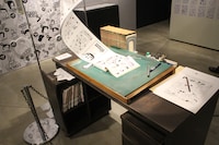 臼井儀人の仕事机の再現。