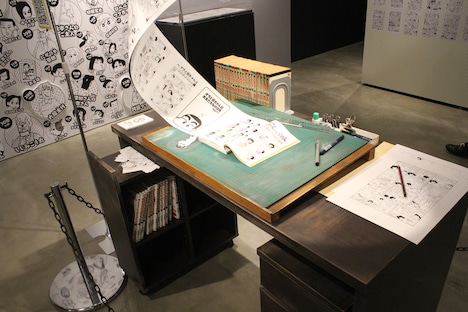 臼井儀人の仕事机の再現。