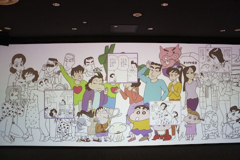 幅約7メートルの大型スクリーンにキャラクターたちが登場する「ミラープロジェクション」。