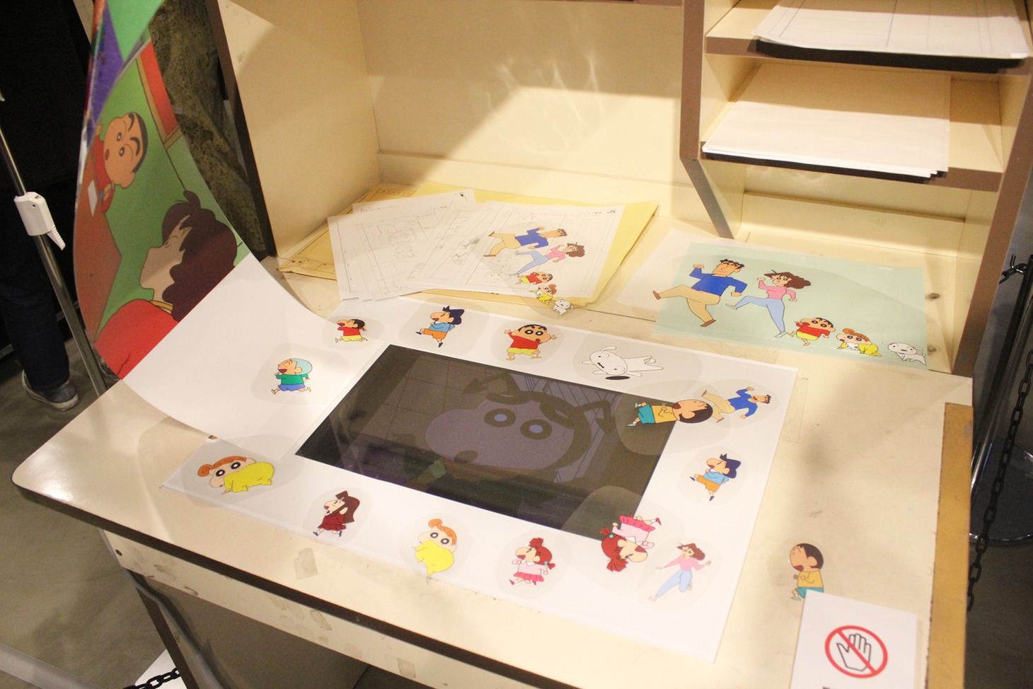 アニメ制作会社の仕事場をイメージした展示物。