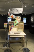 アニメ制作会社の仕事場をイメージした展示物。