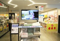 バーチャルキャラクターがリアルタイムで来場者とコミュニケーションを取る“バーチャル接客”の様子。