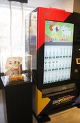 タッチパネルでグッズを購入できるキャラクター自販機。