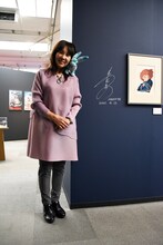 「『アニメージュとジブリ展』一冊の雑誌からジブリは始まった」メディア向け先行内覧会より、会場の壁にサインを入れた島本須美。