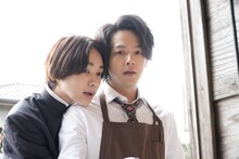 ドラマ「珈琲いかがでしょう」より（左から）宮世琉弥演じるぼっちゃん、中村倫也演じる青山ー。