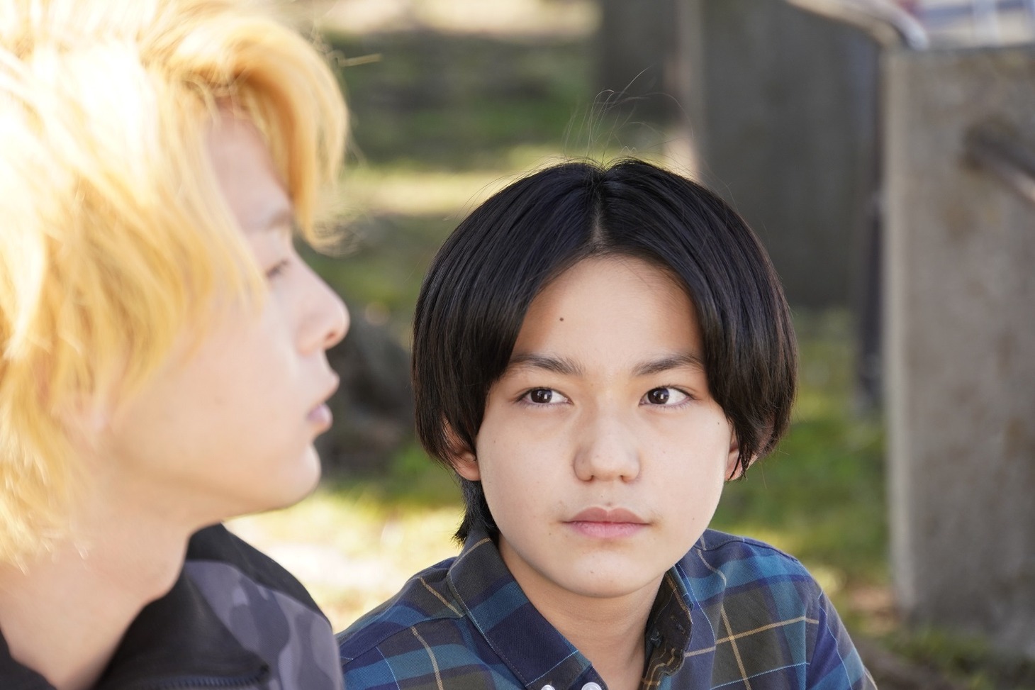 長野蒼大演じる10歳のぼっちゃん（画像奥）。