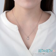 「モチーフネックレス（ぼのぼの）」の着用イメージ。