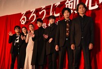 映画「るろうに剣心 最終章 The Final」初日舞台挨拶の様子。左から大友啓史監督、蒼井優、武井咲、佐藤健、新田真剣佑、青木崇高、江口洋介。