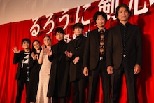 映画「るろうに剣心 最終章 The Final」初日舞台挨拶の様子。左から大友啓史監督、蒼井優、武井咲、佐藤健、新田真剣佑、青木崇高、江口洋介。