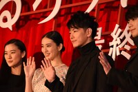 映画「るろうに剣心 最終章 The Final」初日舞台挨拶の様子。