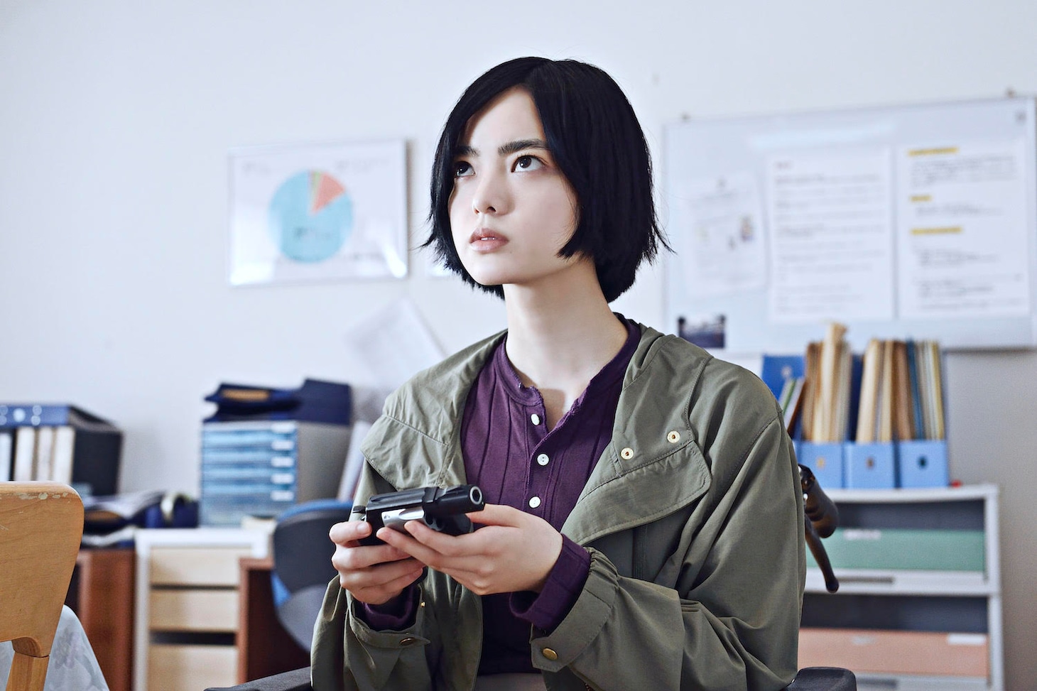 映画「ザ・ファブル 殺さない殺し屋」より、平手友梨奈演じるヒナコ。(c)2021「ザ・ファブル 殺さない殺し屋」製作委員会