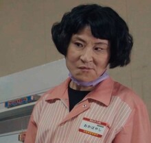 片桐はいり扮する岡林早苗。(c)テレビ東京