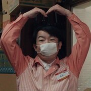 ダンディ坂野扮する三好哲也。(c)テレビ東京