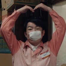 ダンディ坂野扮する三好哲也。(c)テレビ東京