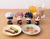 左から別売りの「るかっぷ 呪術廻戦 五条悟」「るかっぷ 呪術廻戦 虎杖悠仁」。左から3番目が「るかっぷ 呪術廻戦 伏黒恵」、4番目が「るかっぷ 呪術廻戦 釘崎野薔薇」。