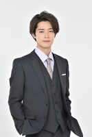 奥田諒一郎役の塩野瑛久。