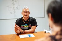 松倉友二プロデューサー（奥）