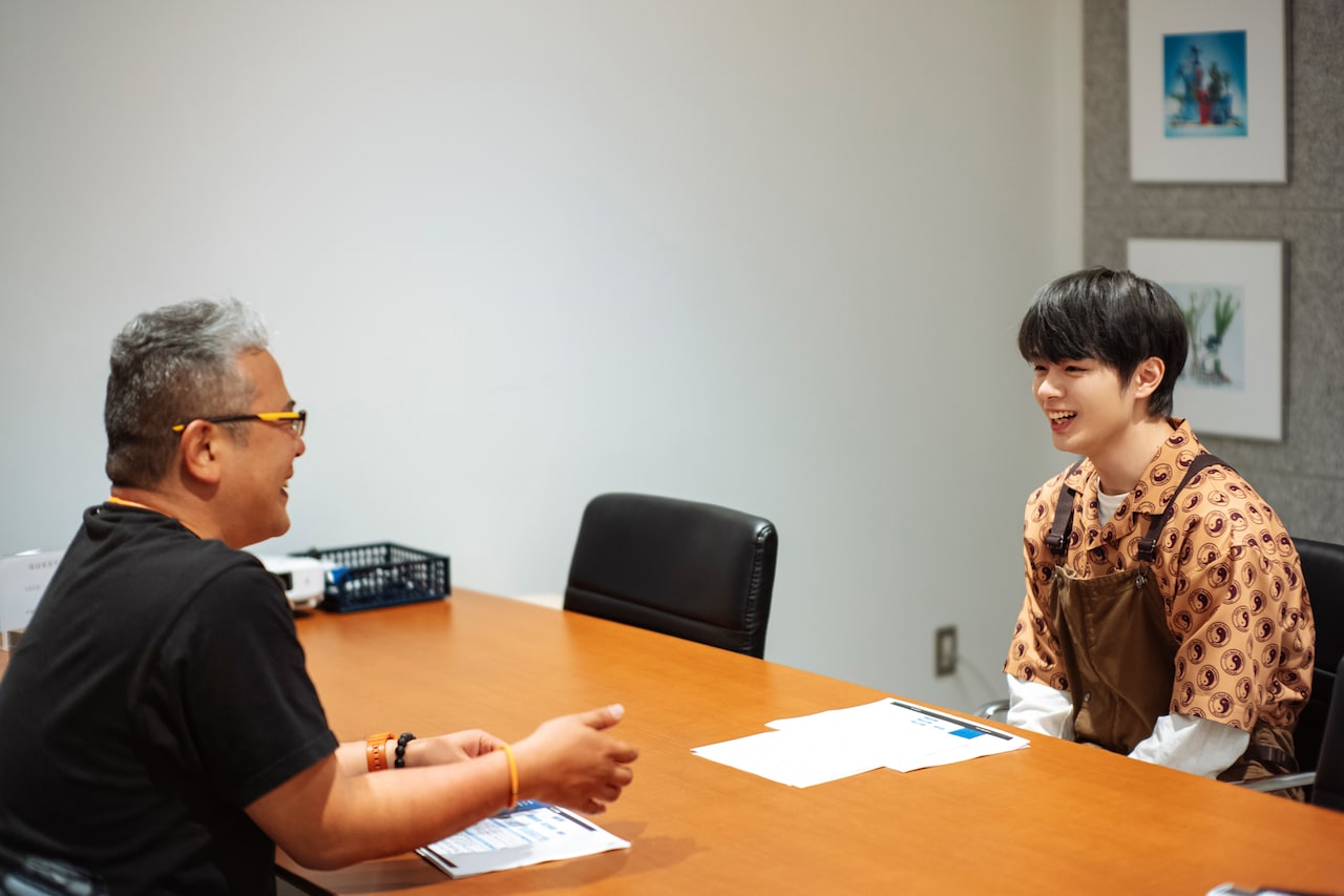 左から松倉友二プロデューサー、鶴房汐恩。