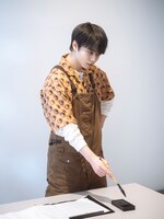 連載タイトルに悩む鶴房汐恩。