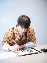 勢いよく書き始める鶴房汐恩。