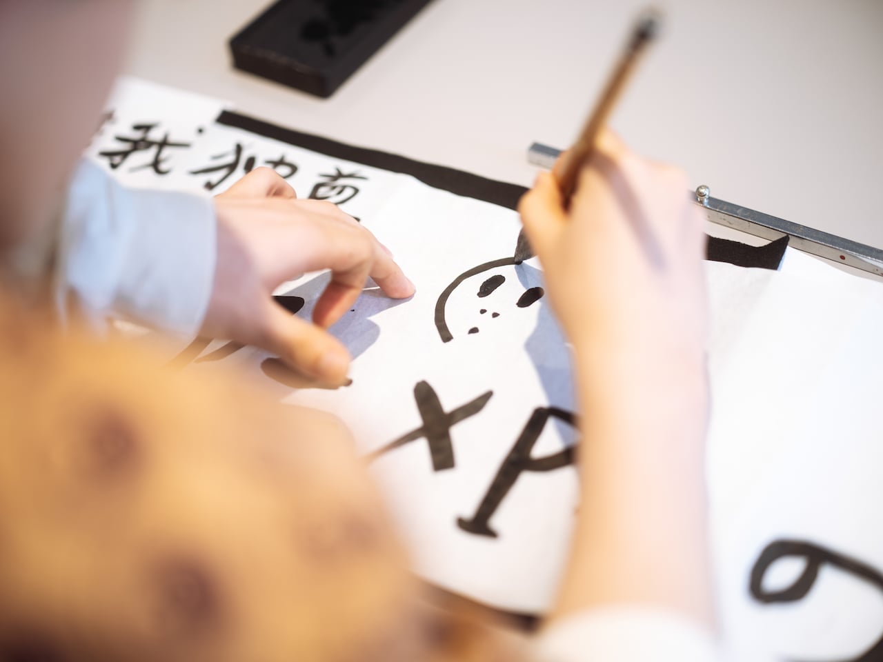 自身のアイコンとしている宇宙人のイラストを入れる鶴房汐恩。