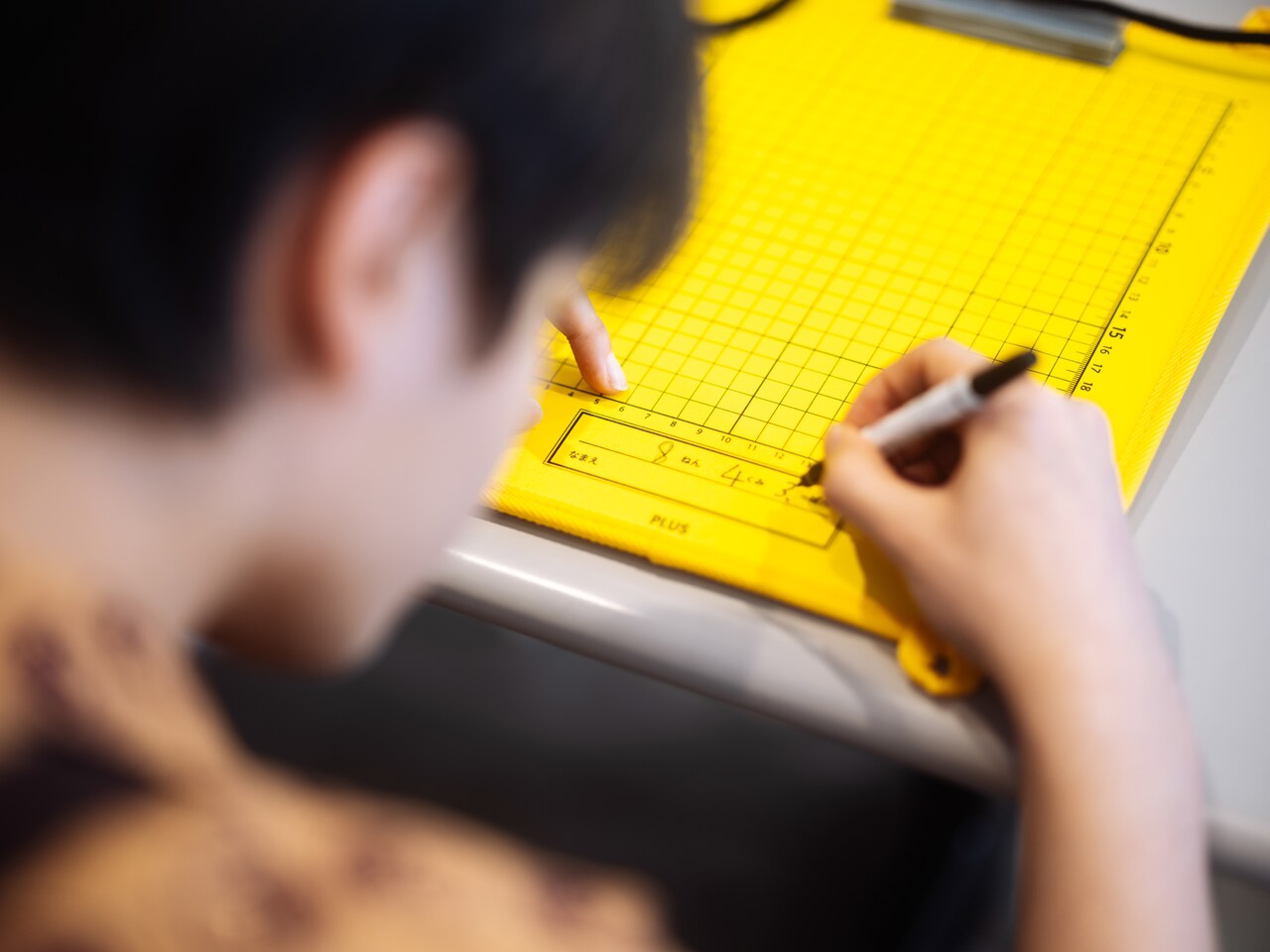 次回からの取材で使用する観察用ボードに名前を入れる鶴房汐恩。