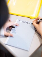 次回からの取材に持っていくノートにも連載タイトルを入れる鶴房汐恩。