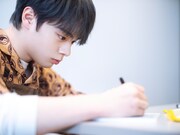 次回からの取材に持っていくノートにも連載タイトルを入れる鶴房汐恩。