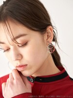 「ワールドトリガー キューブモチーフイヤリング」着用イメージ