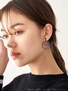 「ワールドトリガー キューブモチーフイヤリング」着用イメージ