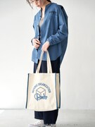 「ワールドトリガー カラーパイピングトートバッグ」使用イメージ