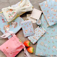 「とっとこハム太郎」とITS' DEMOのコラボによる「いちご柄」のアイテム例。