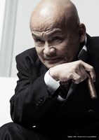 赤星昇一郎扮するディノ・F・ゴルツィネ。