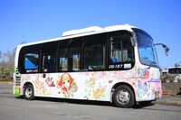 高橋真琴のイラストがデザインされた市内を走るコミュニティバス。