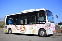 高橋真琴のイラストがデザインされた市内を走るコミュニティバス。
