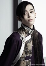 佐奈宏紀扮する李月龍。