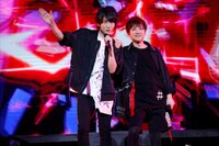 左から高瀬コヨイ役の土田玲央、三鷹アサヒ役の小林竜之。