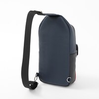 緋村剣心をイメージしたボディバッグ。