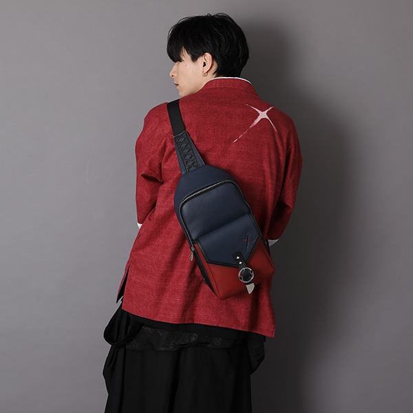 緋村剣心モデルの羽織とボディバッグの着用イメージ。