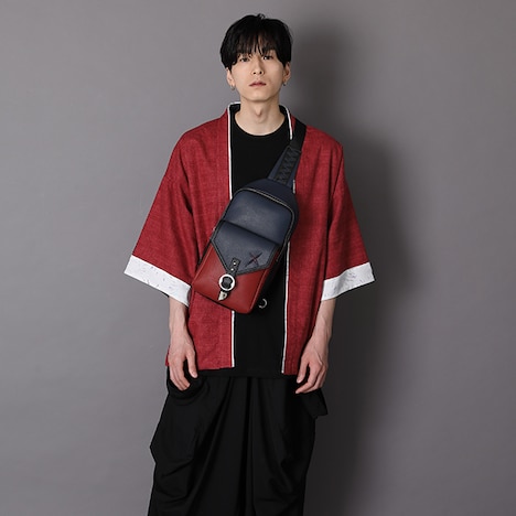 緋村剣心モデルの羽織とボディバッグの着用イメージ。