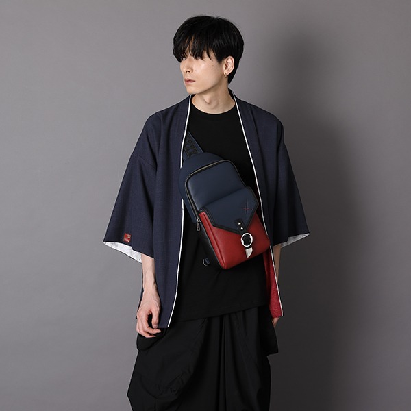 緋村剣心モデルの羽織とボディバッグの着用イメージ。